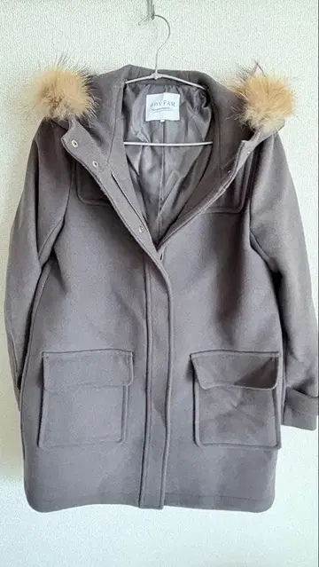 퍼 달린 그레이 코트 anyFAM