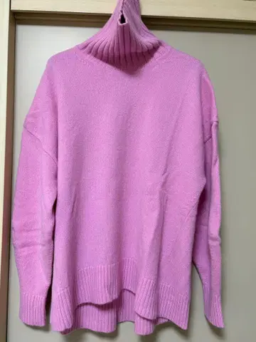 뷰티 애드 유스 핑크 터틀넥 스웨터