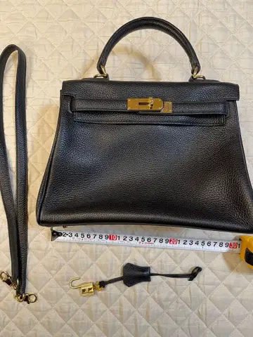 [ 새상품급 ] 블랙 가죽 핸드백 골드 금장 장식 포함