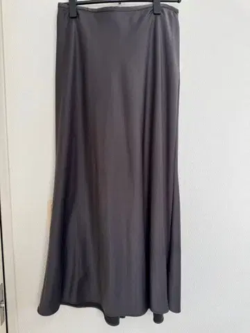 새상품급 IENA 새틴 바이어스 플레어 스커트 그레이