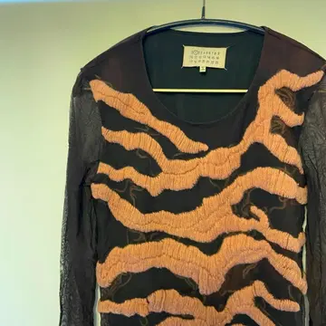 시스루 긴팔 상의 블랙과 베이지