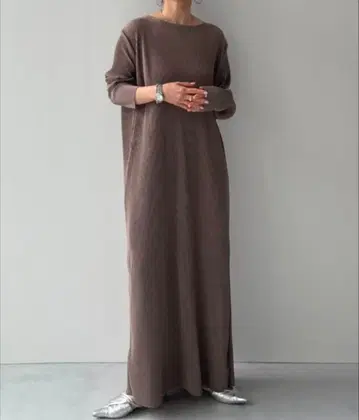 wee9s 데일리 슈퍼 스트레치 크루넥 플리츠 베이지 롱