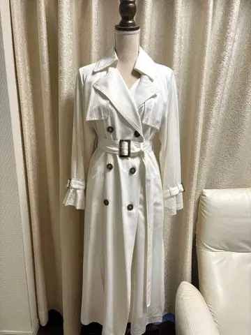 화이트 더블 브레스트 트렌치코트
