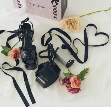 CHELEAP 카구라 히나코 한정판 콜라보 글리터 프릴 샌들