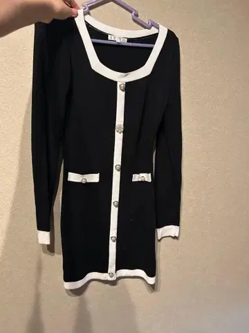 블랙과 화이트 버튼이 달린 긴팔 셋업