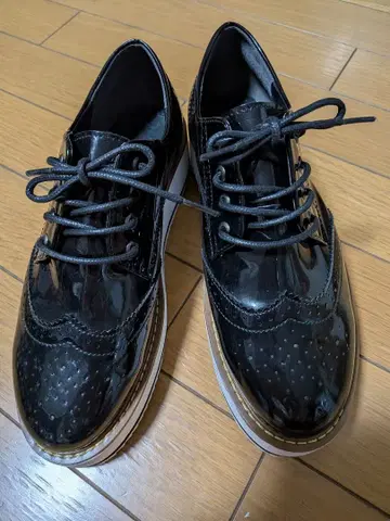 블랙 에나멜 통굽 로퍼