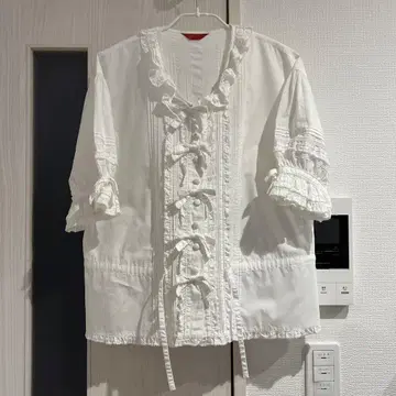 핑크하우스 화이트 피코 프릴 리본 블라우스