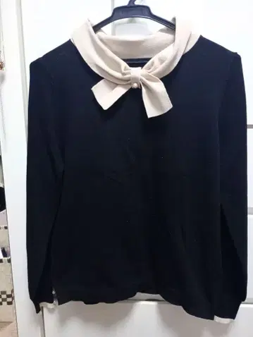 JAYRO 리본 포함 블랙 베이지 스웨터