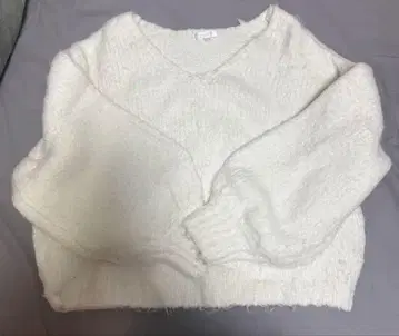 화이트 V넥 니트 스웨터