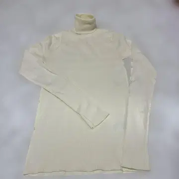 컨디션 최상 MilaOwen 크림색 터틀넥 리브 스웨터