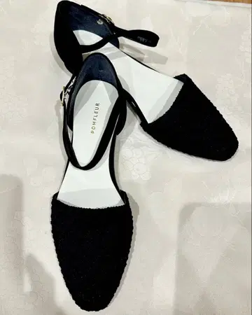 POMFLEUR 블랙 스트랩 펌프스