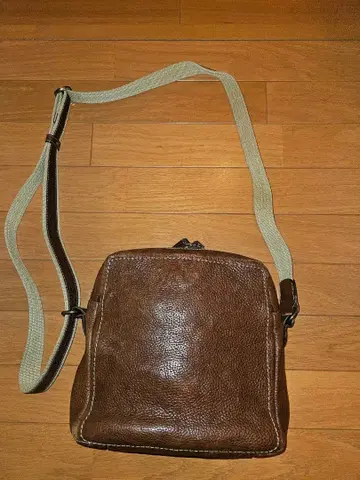 사용감 있음 일본제 츠치야 가방 지퍼 탑 숄더 색상: 짙은 갈색