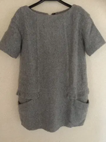 그레이 지퍼 달린 무릎 기장 원피스