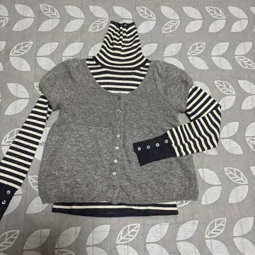 그레이 니트 가디건과 스트라이프 하이넥 세트