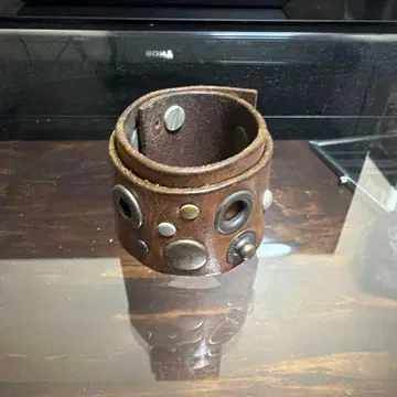 스터드 장식 가죽 팔찌