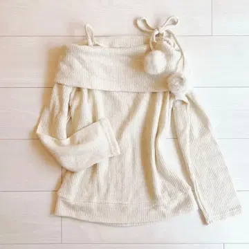 연한 베이지 라메 믹스 오프숄더 니트 리본 포함 LIZ LISA 계열