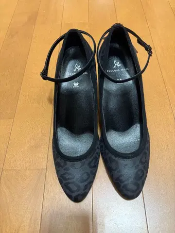 와코루 레오파드 무늬 앵클 스트랩 펌프스