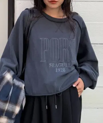 차오패닉 티피 스웨이드 터치 쭈리 로고 자수 맨투맨 차콜