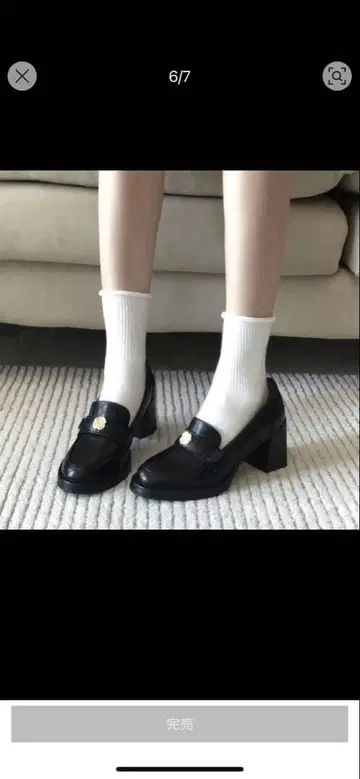 블랙 로퍼 중간 굽 금장 장식 포함