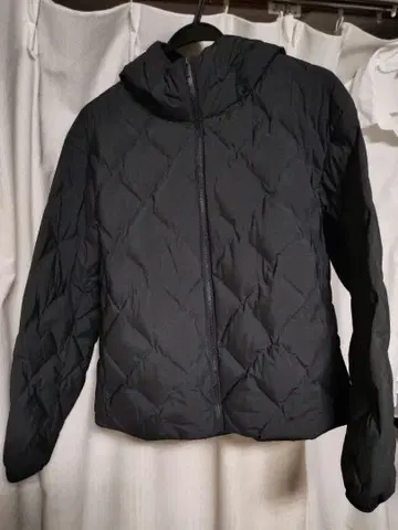 유니클로 퍼프 테크 후드티 M 사이즈 블랙