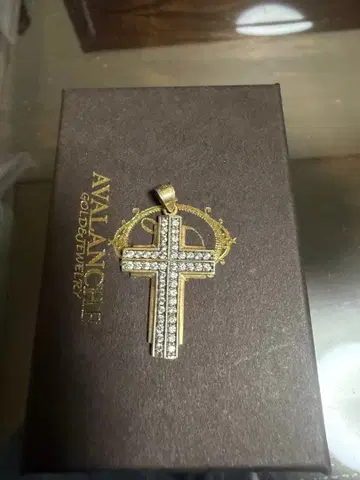 AVALANCHE 10K 골드 십자가 펜던트