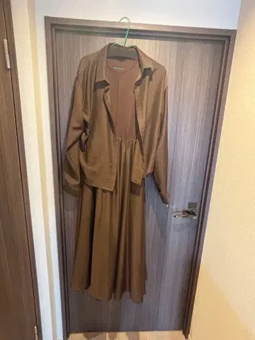 브라운 긴팔 셔츠 도킹 원피스 emmi