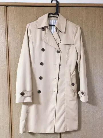 베이지 더블 브레스트 트렌치코트