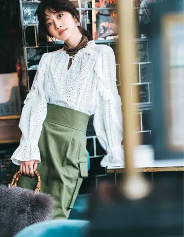 화이트 프릴 레이스 블라우스 M