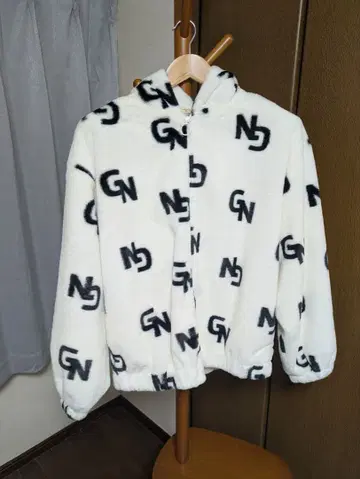 Classical Elf 알파벳 볼륨 퍼 후드티 화이트