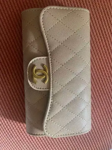 퀼팅 디자인의 장지갑