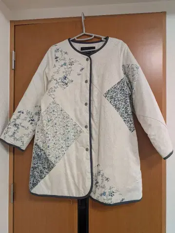 써니 클라우드 꽃무늬 퀼팅 코트 화이트