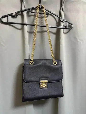 블랙 숄더백 골드 체인 포함