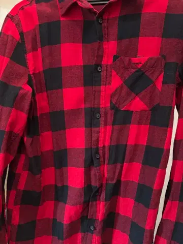 빨간색과 검은색 체크 무늬 플란넬 셔츠