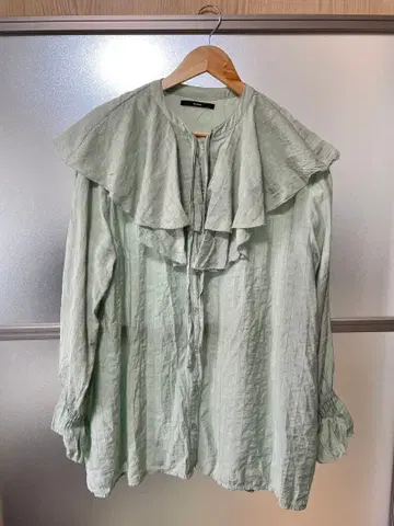 프릴 달린 연한 그린 긴팔 튜닉