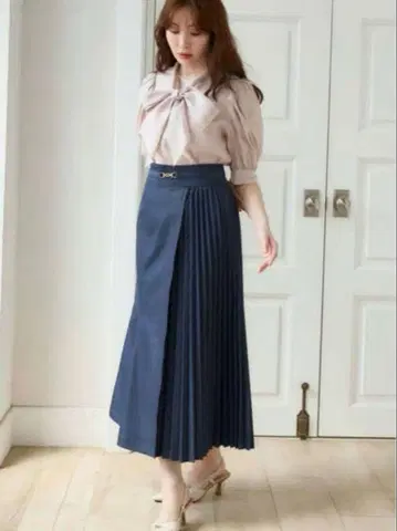 새상품급 Herlipto 플리츠 데님 이펙트 비트 스커트