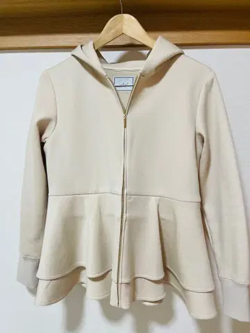 위켄드. 베이지 페플럼 후드티