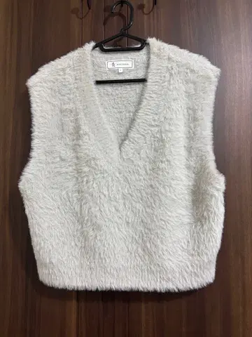 새상품급 숏 페더 니트 베스트