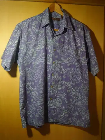 보라색 페이즐리 무늬 반팔 하와이안 셔츠