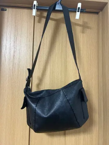 블랙 합성 피혁 숄더백