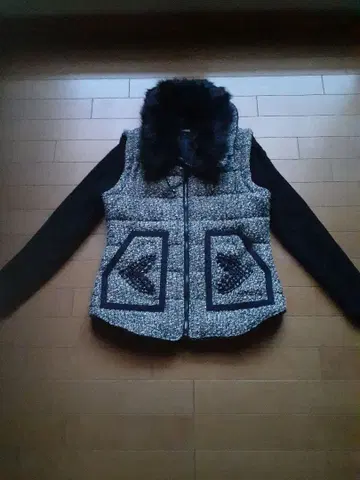 거의 미사용 데시구알 퍼(fur) 포함 트위드풍 긴팔 상의 다운 자켓