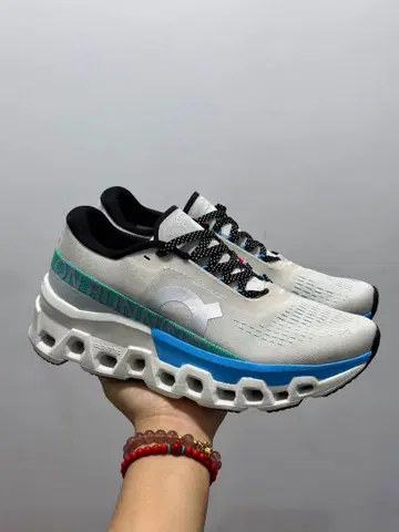 On 클라우드몬스터 2 스니커즈