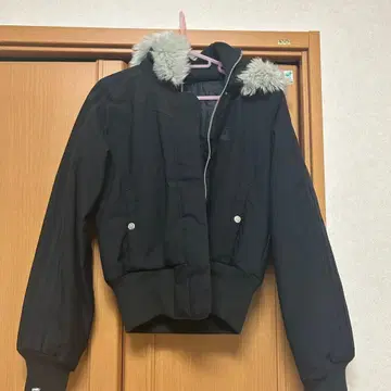 퍼 달린 블랙 숏 다운 자켓