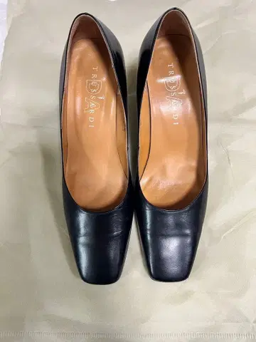 TRUSSARDI 블랙 가죽 스퀘어토 펌프스