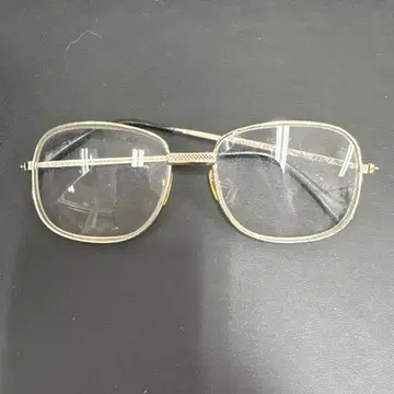 골드 사각형 프레임 안경