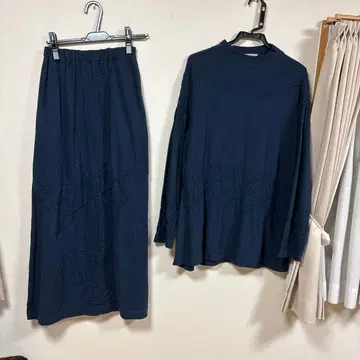 HAI SPORTING GEAR 긴팔 티셔츠와 스커트