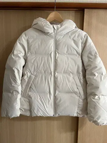 화이트 다운 자켓 후드 부착