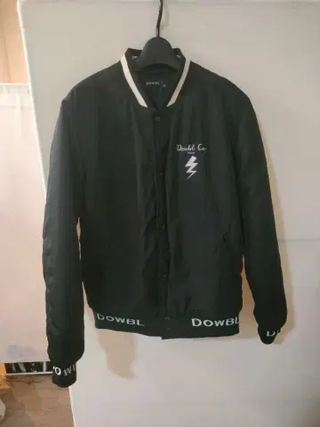 DOWBL 블랙 바시티 자켓