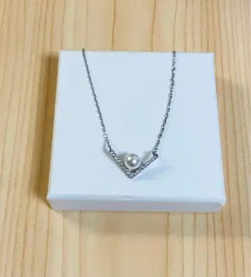 스와로브스키 SWAROVSKI 5213361 V 목걸이