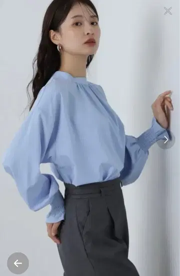 라이트 블루 벌룬 슬리브 셔츠