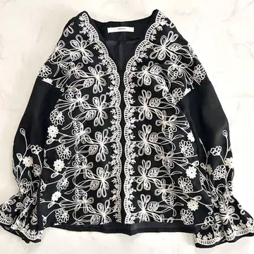 리벳앤서지 꽃무늬 자수 풀오버 블라우스 블랙